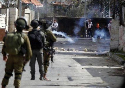 إصابة فتى بالرصاص الحي خلال مواجهات مع الاحتلال في مخيم العروب