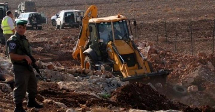 الاحتلال يزيل سياجا حديديا جنوب الخليل تمهيدا للاستيلاء على الأرض