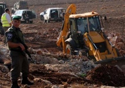 الاحتلال يزيل سياجا حديديا جنوب الخليل تمهيدا للاستيلاء على الأرض