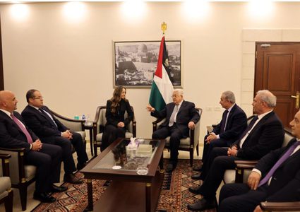 الرئيس عباس يستقبل ممثل العاهل الأردني لأعياد الميلاد