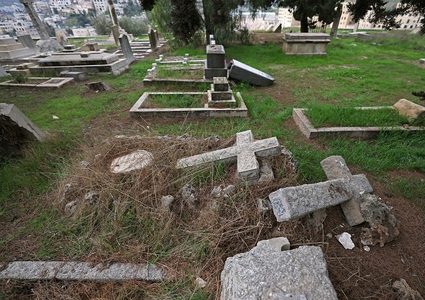 القبض على مستوطنين بعد تخريبهمها مقبرة في القدس