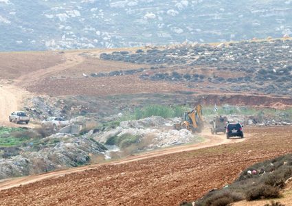 الخليل : الاحتلال يصادر 3 آليات لبلدية الظاهرية