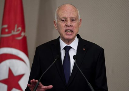 تونس: سعيّد يقيل وزير التجارة ويتهم أطرافاً بالتآمر على أمن الدولة