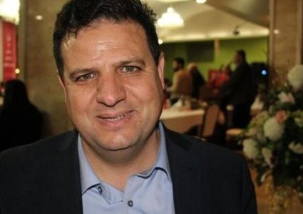 نشطاء من اليمين الإسرائيلي يعتدون على النائب أيمن عودة