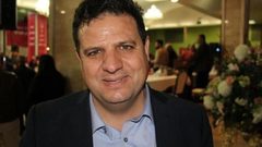 نشطاء من اليمين الإسرائيلي يعتدون على النائب أيمن عودة