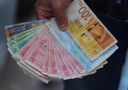 وزير مالية الاحتلال يصادق على قرار قرصنة 139 مليون شيقل من أموال المقاصة