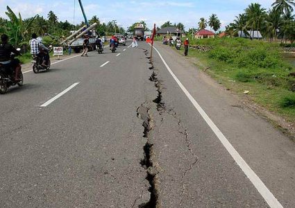 زلزال بقوة 7.7 درجة بالقرب من سواحل إندونيسيا