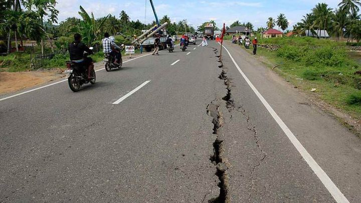 زلزال بقوة 7.7 درجة بالقرب من سواحل إندونيسيا