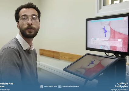 الأقرع يوضح كيفية استخدام جهاز محاكاة الواقع الافتراضي لتحضير حشوة سنية