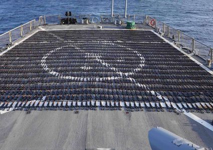 البحرية الأمريكية تضبط أسلحة كانت في طريقها من إيران إلى اليمن