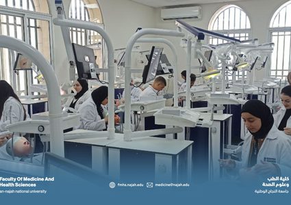 طلبة طب الأسنان خلال تدريبهم في مختبر المحاكاة السنية