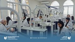 طلبة طب الأسنان خلال تدريبهم في مختبر المحاكاة السنية
