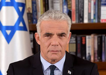 لابيد يهاجم حكومة نتنياهو: هكذا تنهار الديمقراطية في يوم واحد