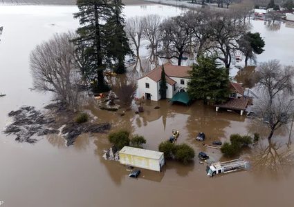 مصرع 17 شخصاً وإجلاء آلاف جراء العواصف في ولاية كاليفورنيا الأمريكية