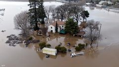 مصرع 17 شخصاً وإجلاء آلاف جراء العواصف في ولاية كاليفورنيا الأمريكية