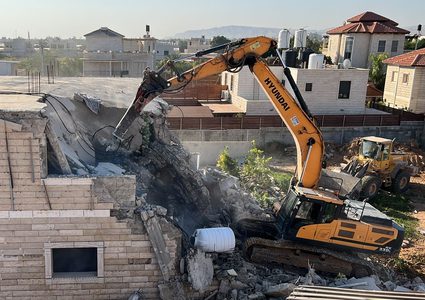 قوات الاحتلال يهدم منزلين جنوب الخليل