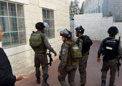 الاحتلال يحتجز طلبة في  تقوع