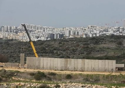 الاحتلال يبني جدارًا اسمنتيًا جديدا شمال الضفة