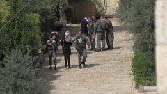 الاحتلال يعتقل فتاة من الخليل