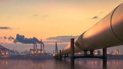 أسعار النفط تواصل مكاسبها.. وبرنت يقترب من 83 دولاراً للبرميل