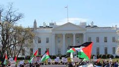 تظاهرة مؤيدة لفلسطين خلال زيارة نائبة الرئيس الأميركي لجامعة ميتشيغان