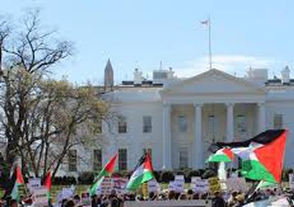 تظاهرة مؤيدة لفلسطين خلال زيارة نائبة الرئيس الأميركي لجامعة ميتشيغان