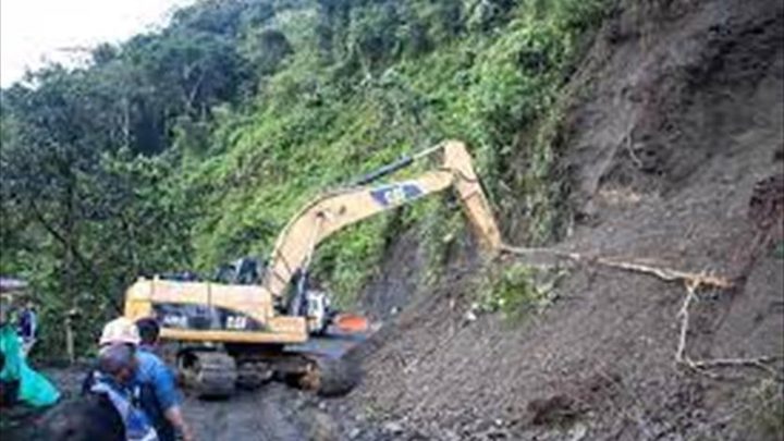 انهيار أرضي يقطع الطريق الرئيسي بين كولومبيا والإكوادور