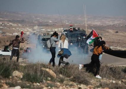 الخليل : إصابات بالاختناق خلال قمع الاحتلال مسيرة ضد الاستيطان بمسافر يطا