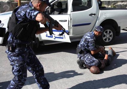 الشرطة تقبض على شخص لقيامه بإطلاق النار اتجاه سيدة بالخليل