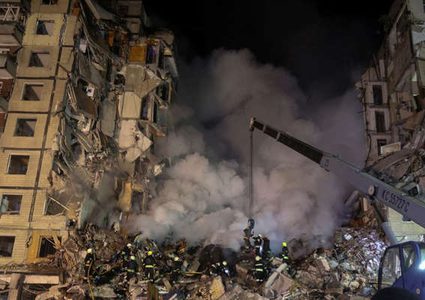 قتلى وجرحى جراء سقوط صاروخ روسي على مبنى سكني في دنيبرو الأوكرانية