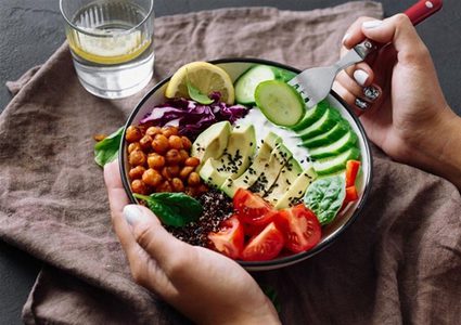 من الـ 20 إلى الـ 60.. عمرك يحدد أفضل الأطعمة المفيدة لك