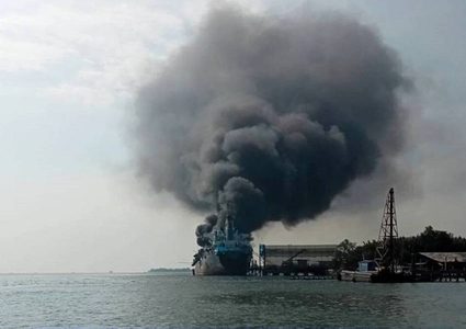 انفجار ناقلة نفط فارغة بحوض سفن وسط تايلاند وفقدان 8 عاملين