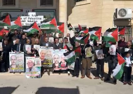 وقفة في الخليل إسنادا للأسرى واحتفالا بالإفراج عن المناضل ماهر يونس