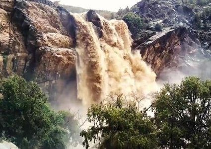 "مشاهد ساحرة".. شلال كبير في المدينة المنورة
