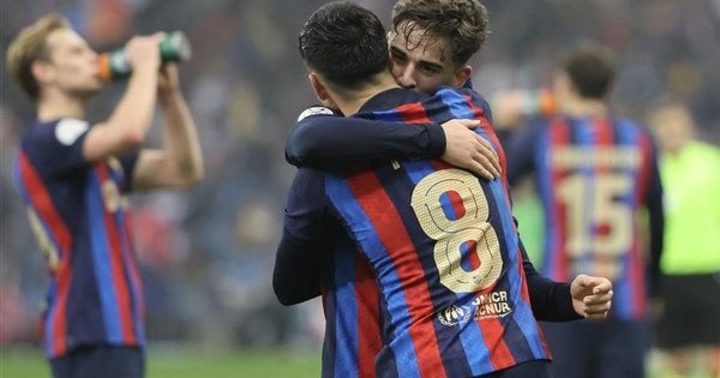 برشلونة يصل سبتة ب3 طائرات هليكوبتر