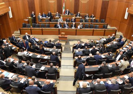 نواب لبنانيون يعتصمون داخل مجلس النواب ولو بلا كهرباء دفعاً لانتخاب رئيس