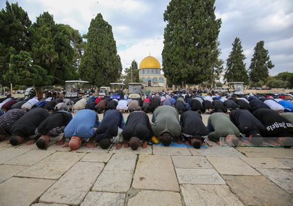 العشرات يؤدون صلاة الجمعة في المسجد الأقصى المبارك