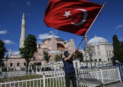 تركيا تستدعي السفير السويدي على خلفية السماح بإحراق القرآن الكريم