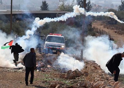 اصابات بالاختناق خلال المواجهات التي اندلعت في بيت دجن