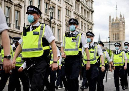 ألف “تفاحة فاسدة” خارج مقر شرطة لندن احتجاجاً على العنف ضد المرأة