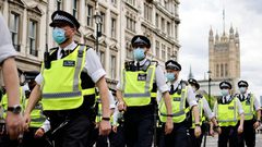 ألف “تفاحة فاسدة” خارج مقر شرطة لندن احتجاجاً على العنف ضد المرأة