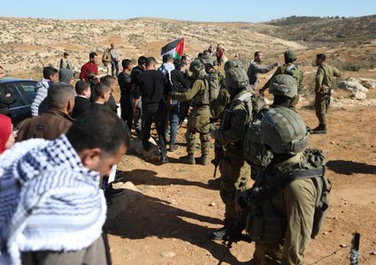 جيش الاحتلال يقمع مسيرة لغرس الاشجار في مسافر يطا