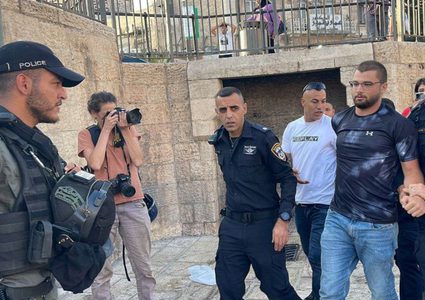 الاحتلال يعتقل شابا عقب الاعتداء عليه في القدس