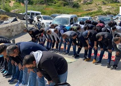 المئات يؤدون الجمعة على أراضيهم المهددة بالاستلاء في قلنديا