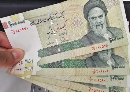 الريال الإيراني يتراجع إلى مستوى تاريخي