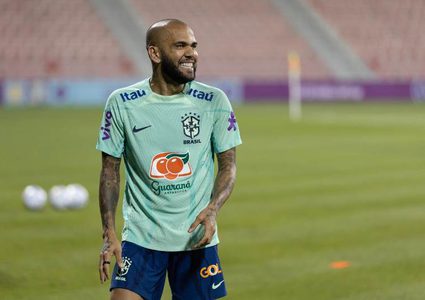 نادي مكسيكي يفسخ عقد داني ألفيس بعد اعتقاله بسبب التحرش