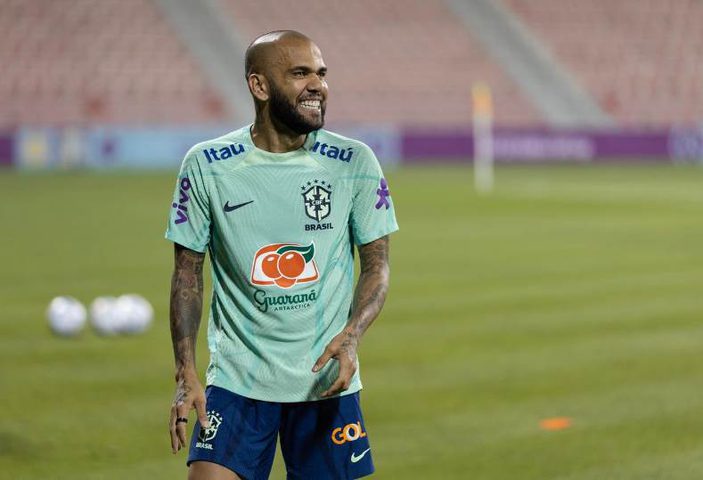نادي مكسيكي يفسخ عقد داني ألفيس بعد اعتقاله بسبب التحرش