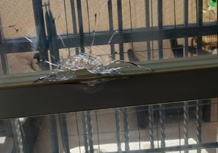 اصابة مستوطنة شمال القدس بعد تحطم زجاج منزلها بالرصاص