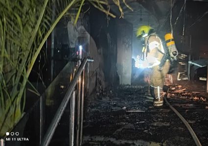 سخنين : اعتقال شاب بشبهة إضرام النار بمحل للسيارات في كريات شمونة