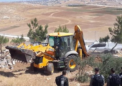 الاحتلال يهدم غرفة زراعية ويستولي على أشتال شرق العيسوية
